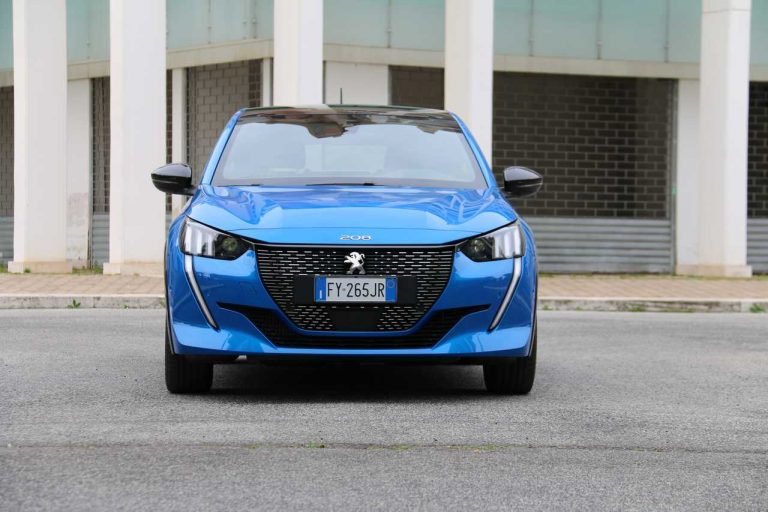 Peugeot 208 1.2 PureTech e 1.5 BlueHDi: la prova su strada