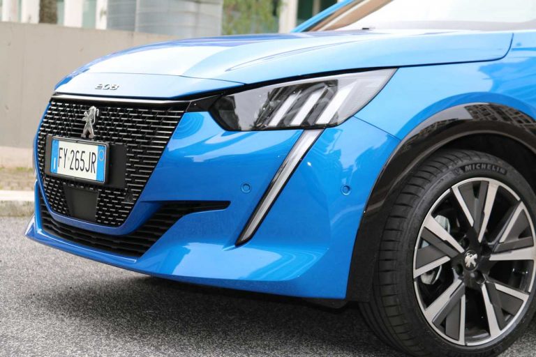 Peugeot 208 1.2 PureTech e 1.5 BlueHDi: la prova su strada