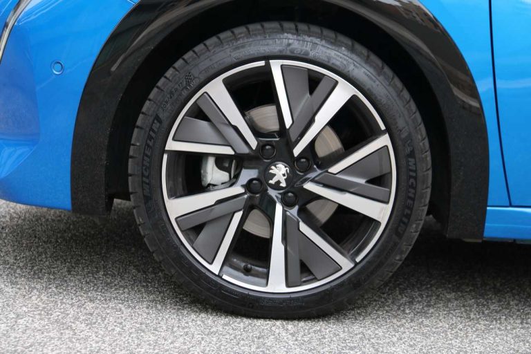 Peugeot 208 1.2 PureTech e 1.5 BlueHDi: la prova su strada