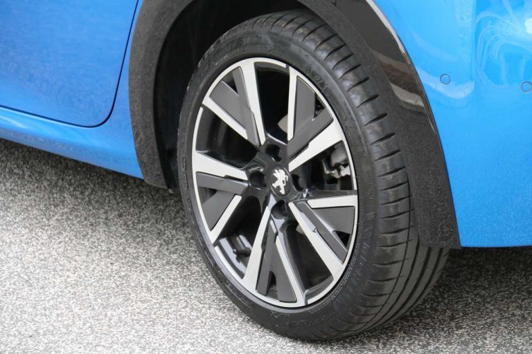 Peugeot 208 1.2 PureTech e 1.5 BlueHDi: la prova su strada