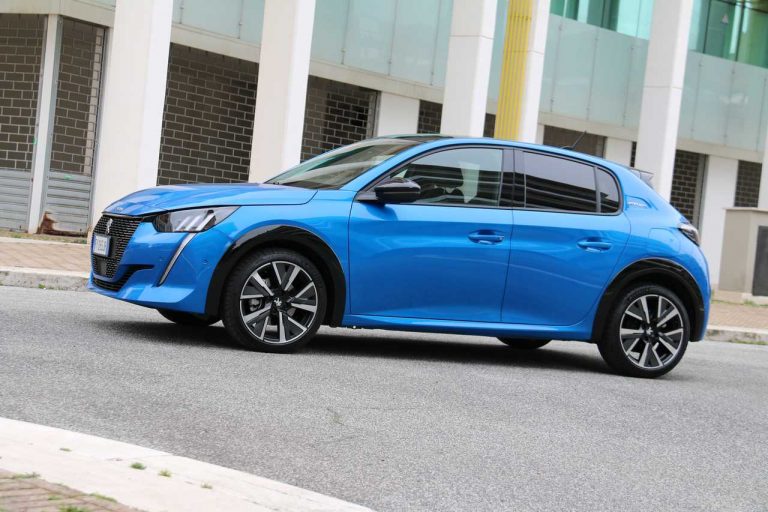 Peugeot 208 1.2 PureTech e 1.5 BlueHDi: la prova su strada