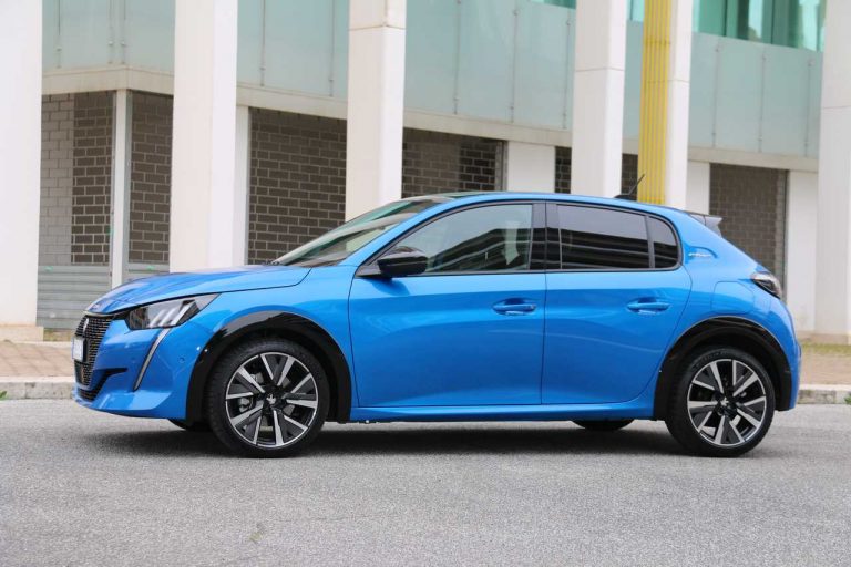 Peugeot 208 1.2 PureTech e 1.5 BlueHDi: la prova su strada