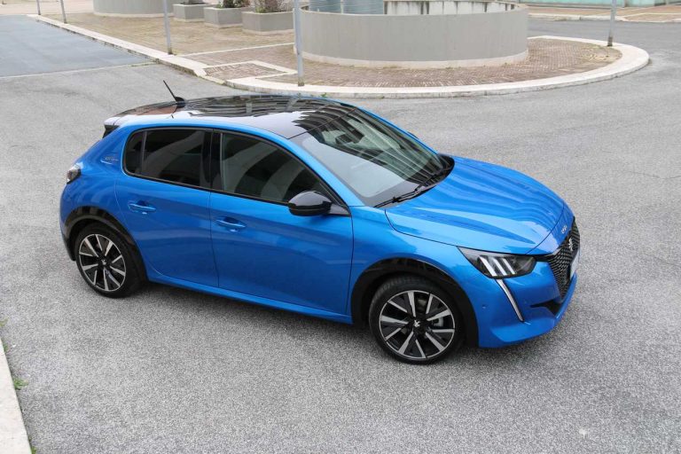 Peugeot 208 1.2 PureTech e 1.5 BlueHDi: la prova su strada