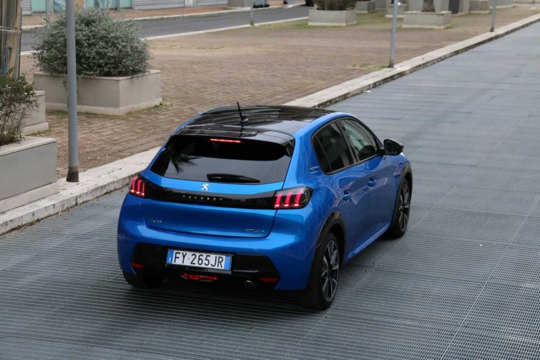 Peugeot 208 1.2 PureTech e 1.5 BlueHDi: la prova su strada
