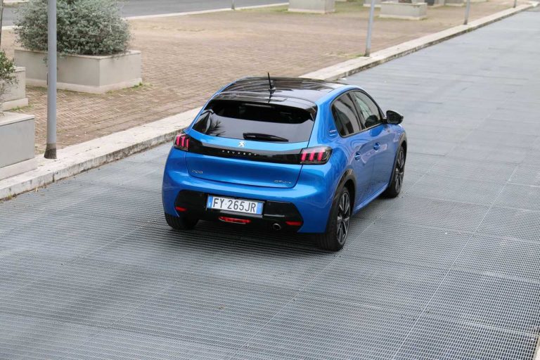 Peugeot 208 1.2 PureTech e 1.5 BlueHDi: la prova su strada