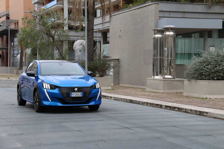 Peugeot 208 1.2 PureTech e 1.5 BlueHDi: la prova su strada