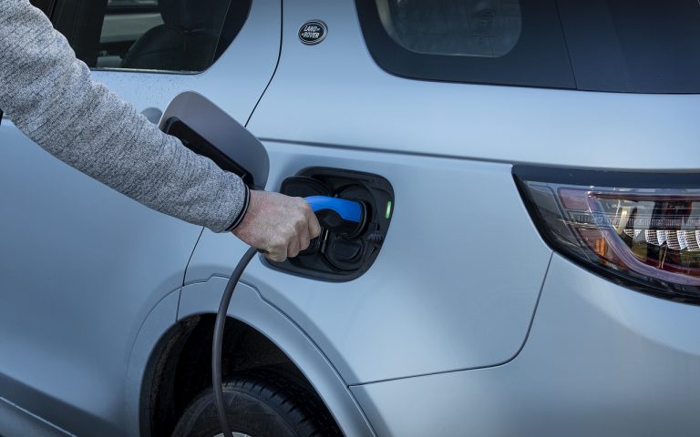 Land Rover Discovery Sport ibrida plug-in: immagini ufficiali