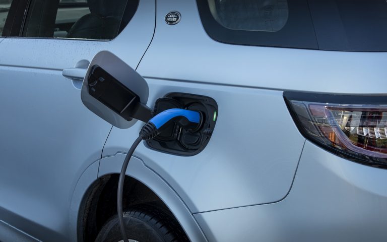 Land Rover Discovery Sport ibrida plug-in: immagini ufficiali