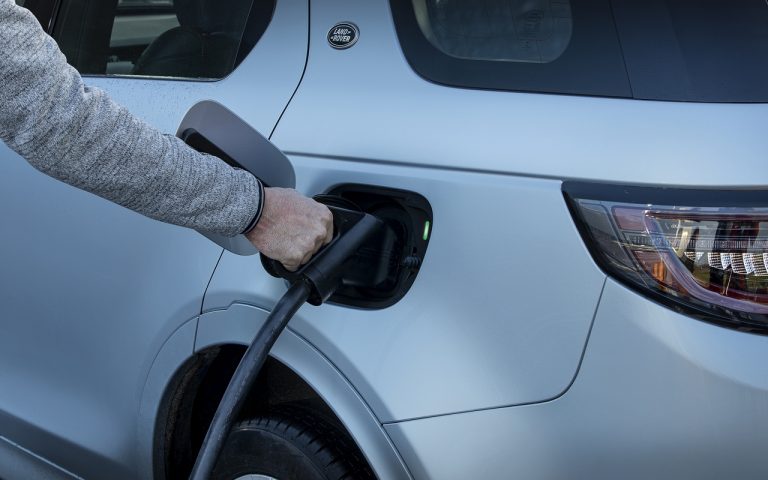 Land Rover Discovery Sport ibrida plug-in: immagini ufficiali