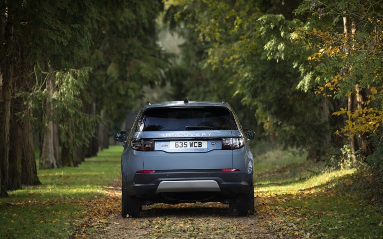 Land Rover Discovery Sport ibrida plug-in: immagini ufficiali