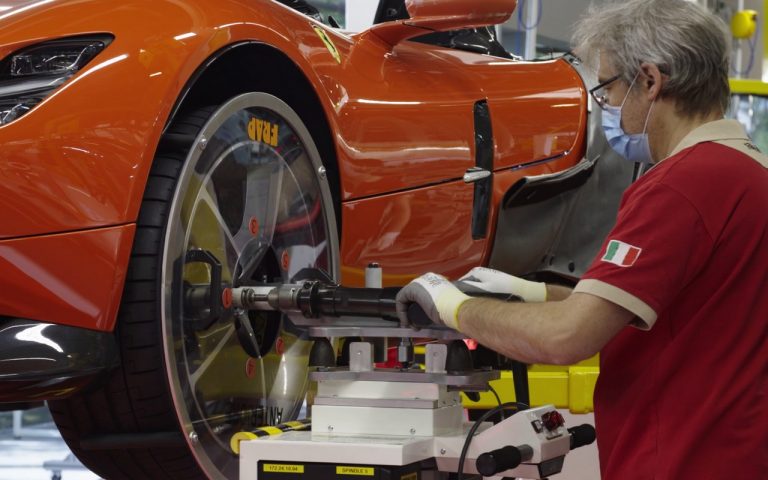 Ferrari annuncia il ritorno alla produzione: immagini ufficiali