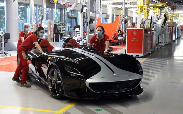 Ferrari annuncia il ritorno alla produzione: immagini ufficiali