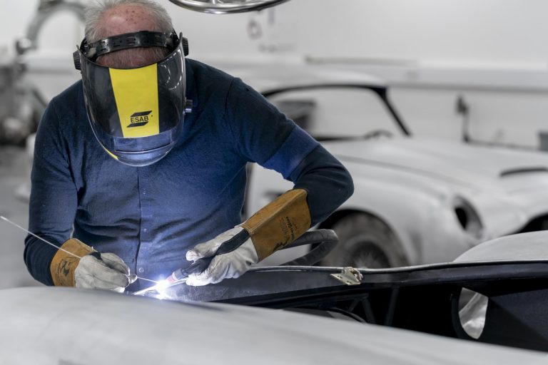 Aston Martin DB5 Goldfinger Continuation: immagini ufficiali