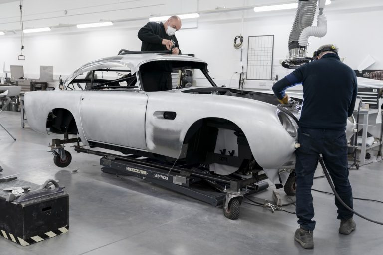 Aston Martin DB5 Goldfinger Continuation: immagini ufficiali