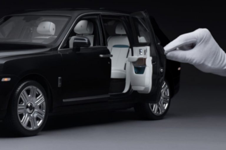 Rolls-Royce Cullinan in scala 1:8: immagini ufficiali