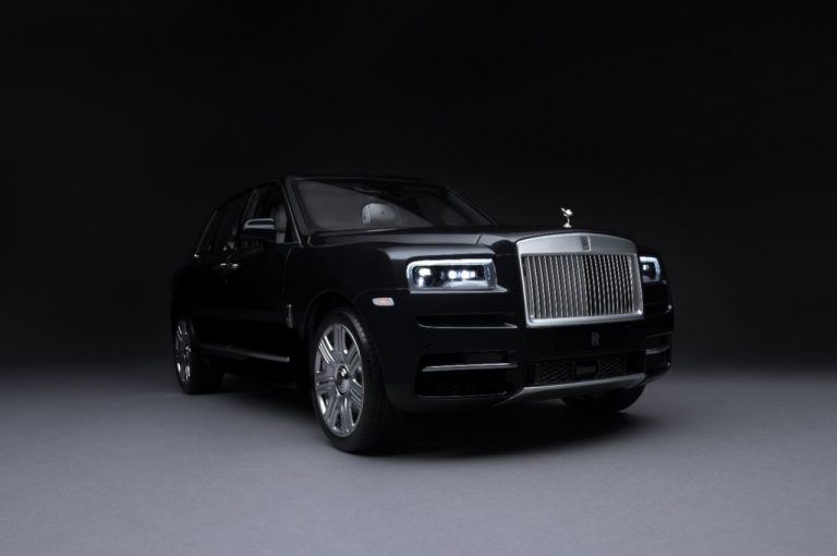 Rolls-Royce Cullinan in scala 1:8: immagini ufficiali