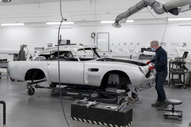 Aston Martin DB5 Goldfinger Continuation: immagini ufficiali