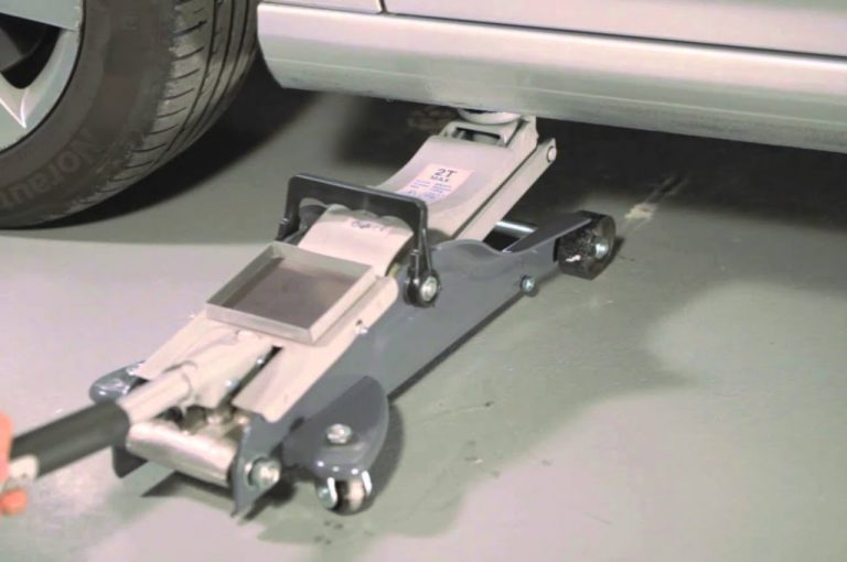 Manutenzione auto fai da te: le attrezzature indispensabili per il garage