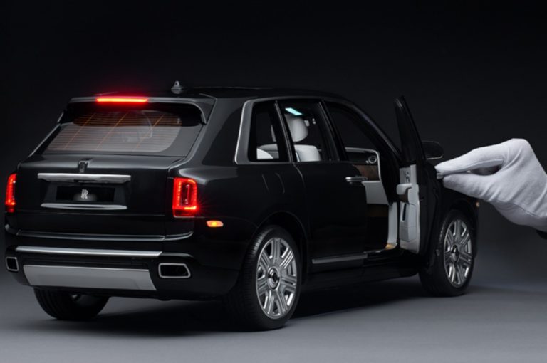 Rolls-Royce Cullinan in scala 1:8: immagini ufficiali