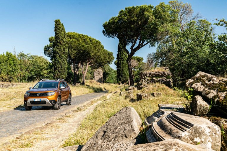 Dacia Duster TCe 100 ECO-G 2020: immagini ufficiali