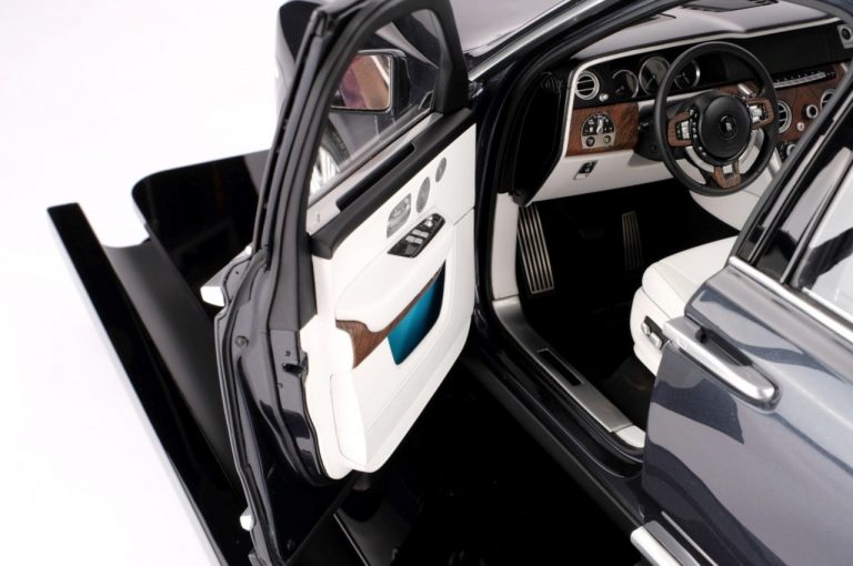 Rolls-Royce Cullinan in scala 1:8: immagini ufficiali