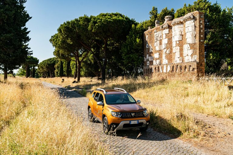 Dacia Duster TCe 100 ECO-G 2020: immagini ufficiali