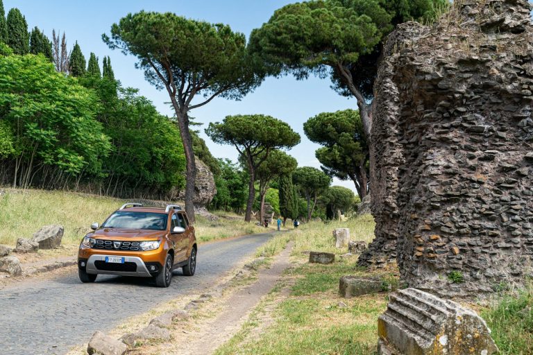 Dacia Duster TCe 100 ECO-G 2020: immagini ufficiali