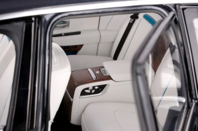 Rolls-Royce Cullinan in scala 1:8: immagini ufficiali