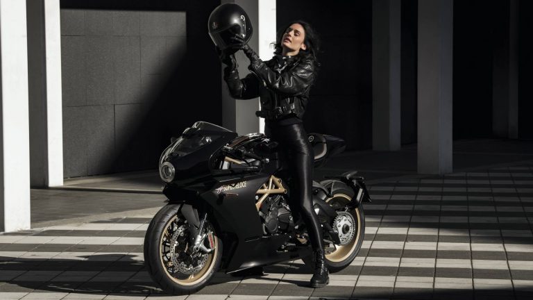 MV Agusta Superveloce 800: immagini ufficiali