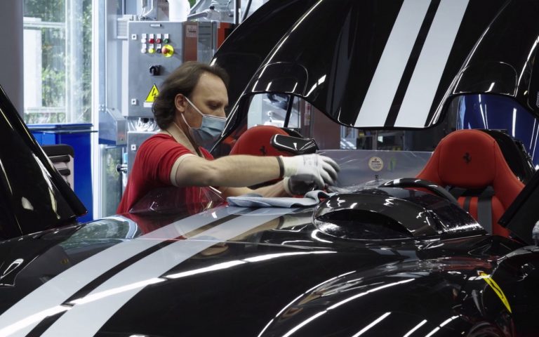 Ferrari annuncia il ritorno alla produzione: immagini ufficiali