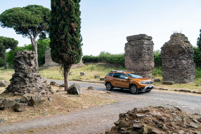 Dacia Duster TCe 100 ECO-G 2020: immagini ufficiali
