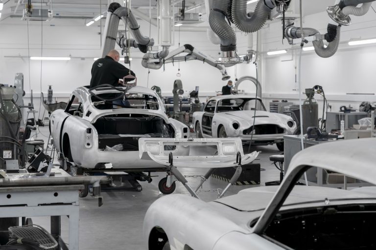 Aston Martin DB5 Goldfinger Continuation: immagini ufficiali