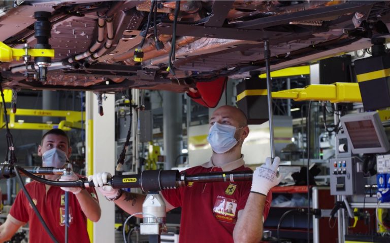 Ferrari annuncia il ritorno alla produzione: immagini ufficiali