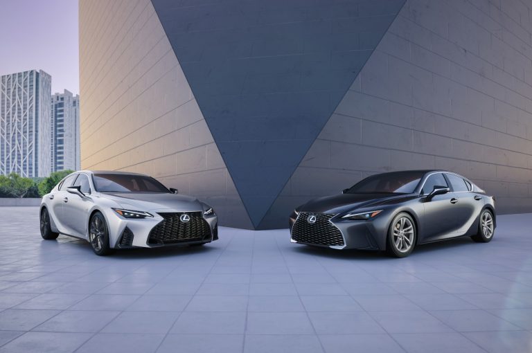 Lexus IS 2020: immagini ufficiali