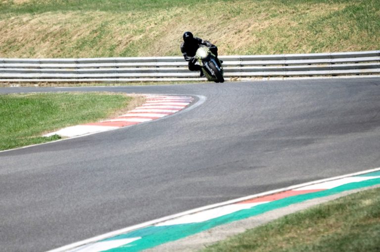 AMB 001 by Aston Martin e Brough Superior, primi test in pista