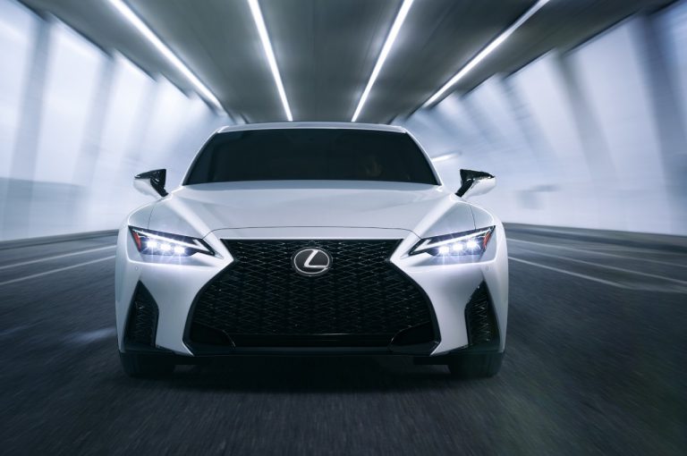 Lexus IS 2020: immagini ufficiali