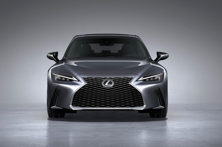 Lexus IS 2020: immagini ufficiali