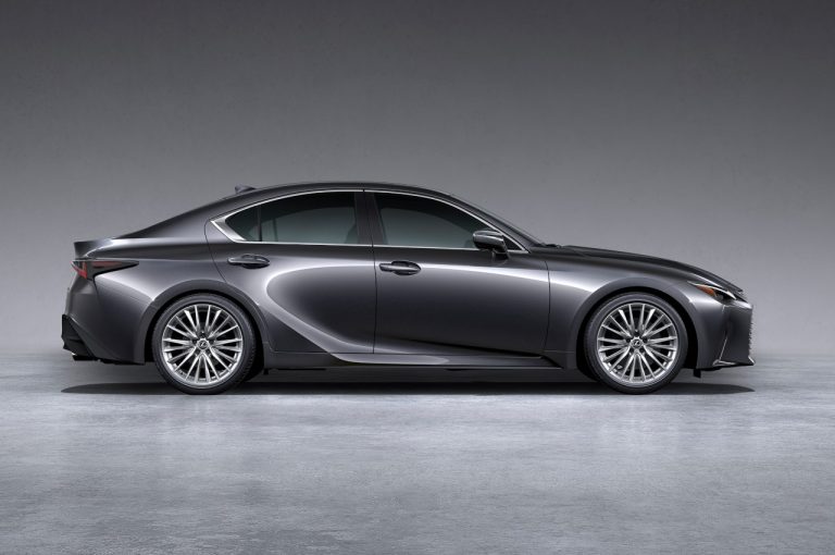 Lexus IS 2020: immagini ufficiali