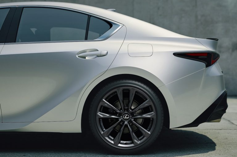 Lexus IS 2020: immagini ufficiali