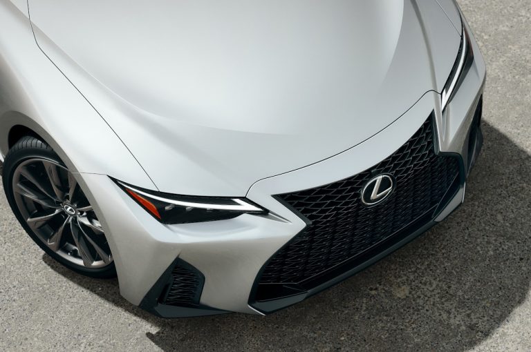 Lexus IS 2020: immagini ufficiali