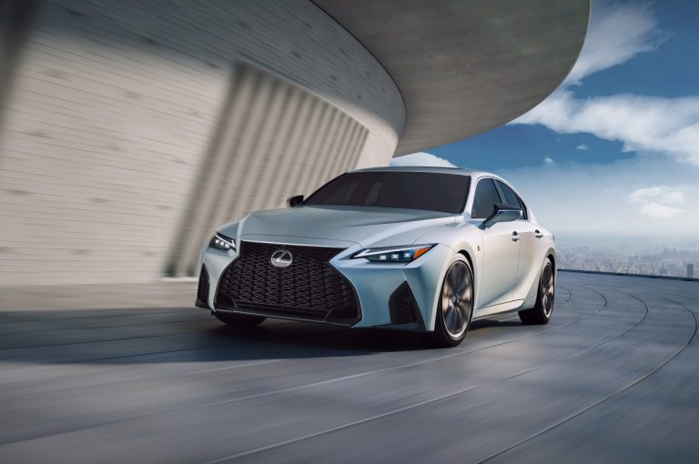 Lexus IS 2020: immagini ufficiali