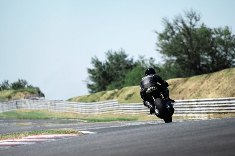 AMB 001 by Aston Martin e Brough Superior, primi test in pista