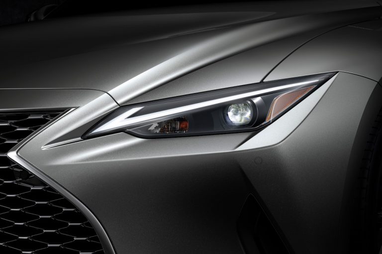 Lexus IS 2020: immagini ufficiali