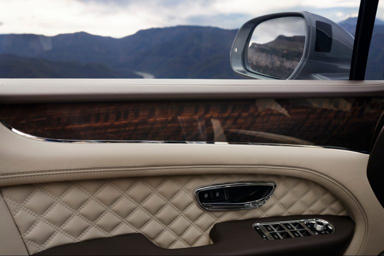 Bentley Bentayga 2021: immagini ufficiali