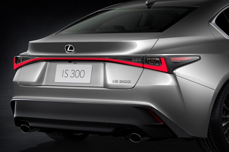 Lexus IS 2020: immagini ufficiali