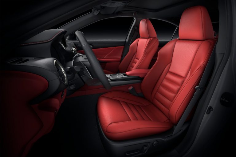 Lexus IS 2020: immagini ufficiali