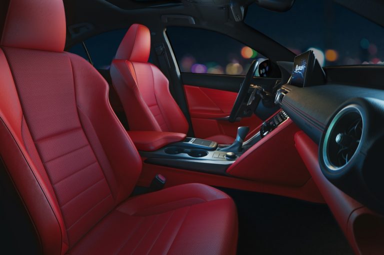 Lexus IS 2020: immagini ufficiali