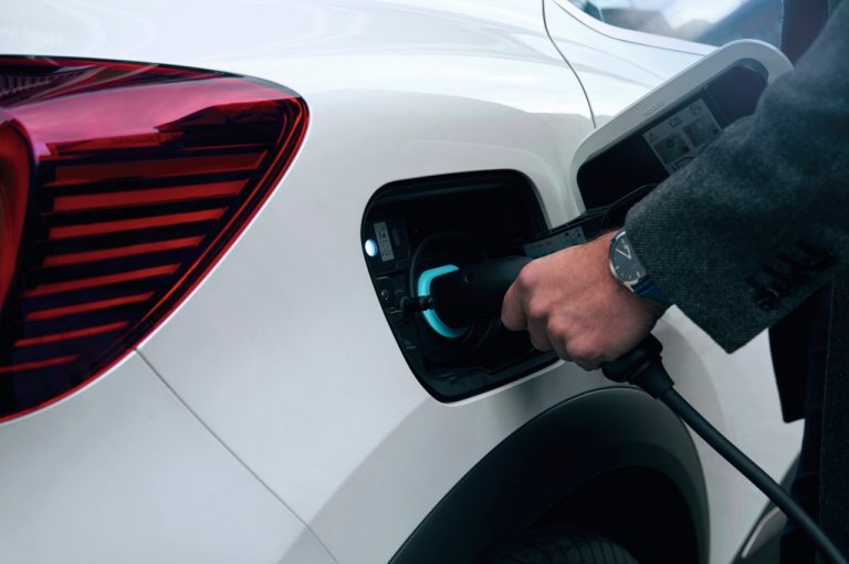 Renault Captur E-Tech Plug-in Hybrid 2020: immagini ufficiali