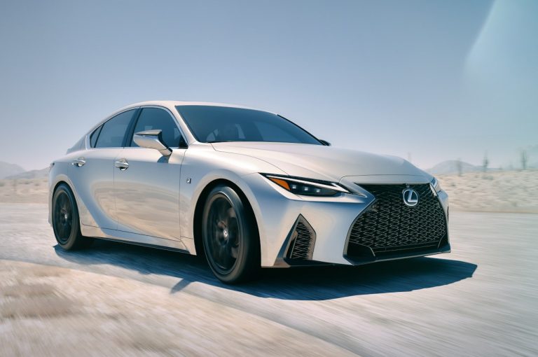 Lexus IS 2020: immagini ufficiali