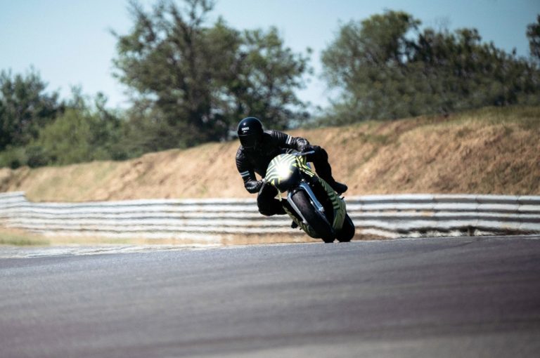 AMB 001 by Aston Martin e Brough Superior, primi test in pista
